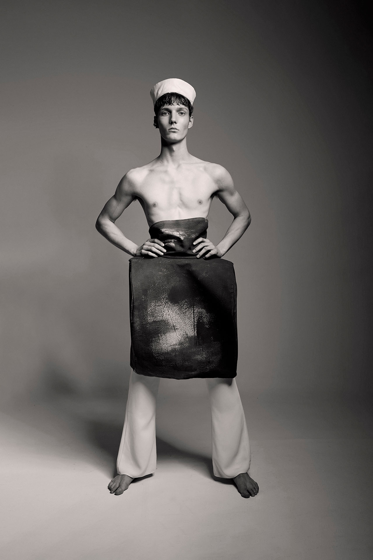 Modelo masculino en estudio con estilismo escultórico