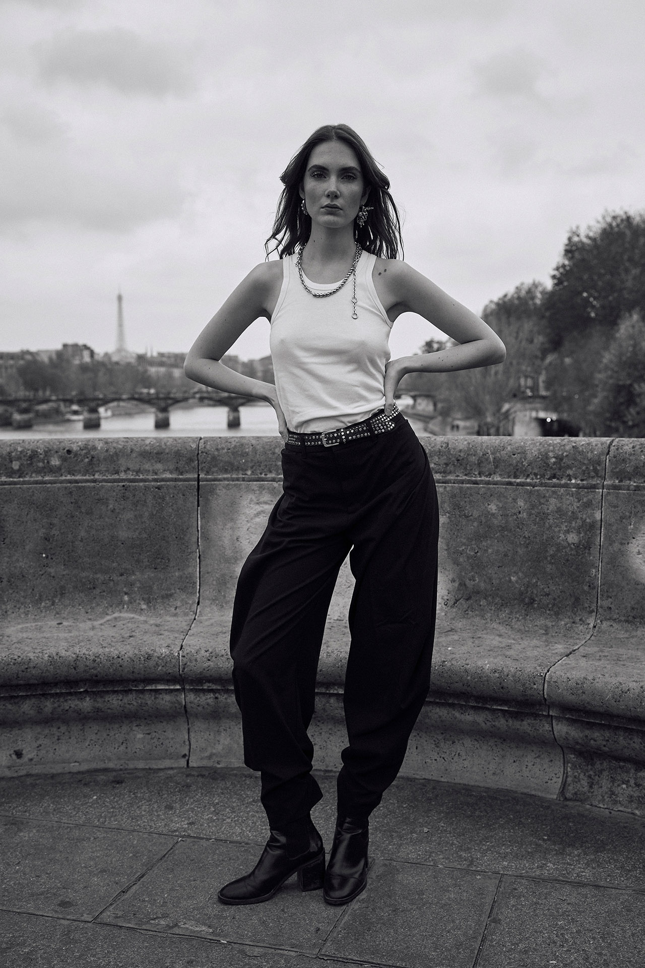 Modelo en un retrato urbano en París
