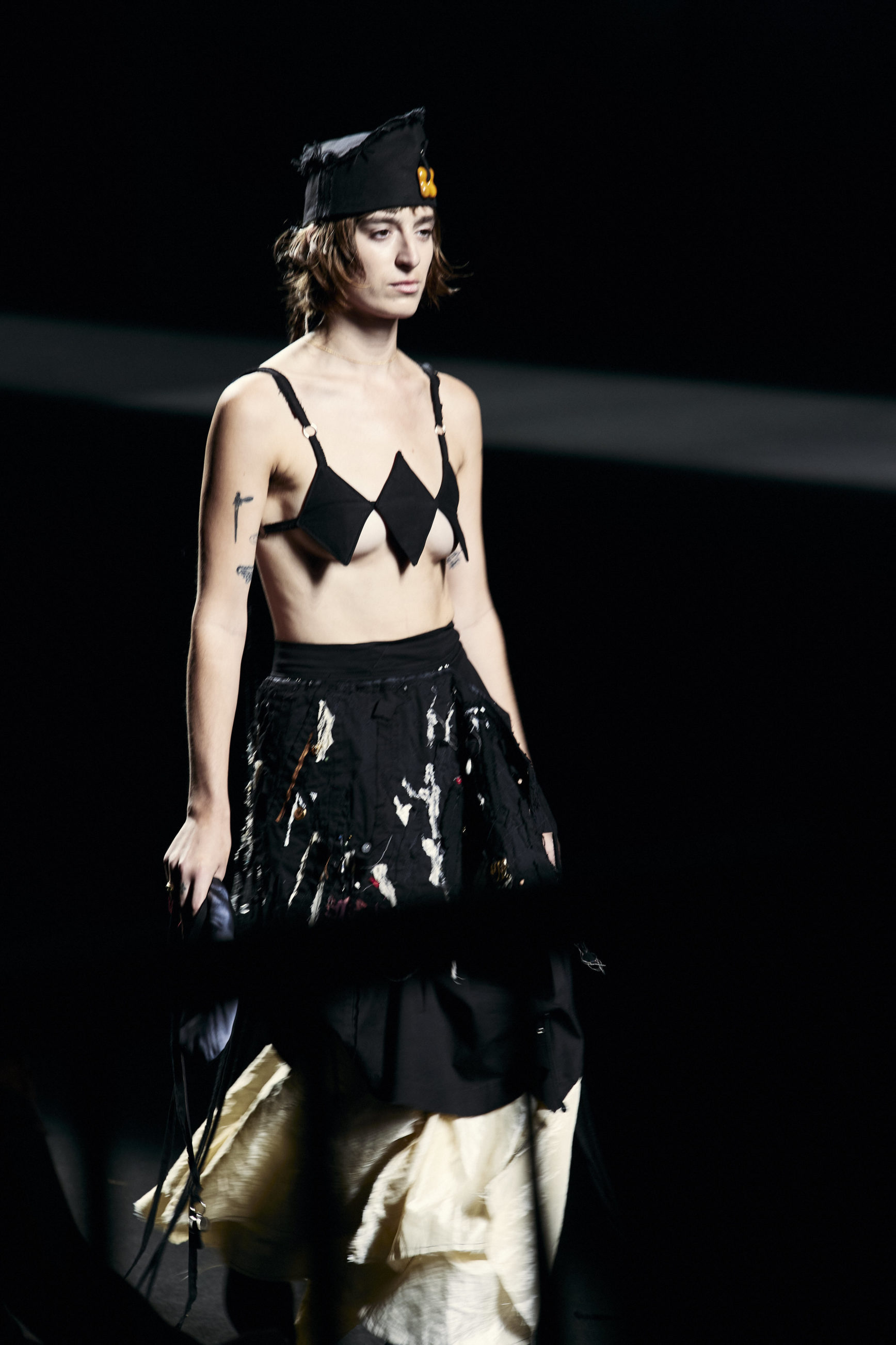 Modelo desfilando en Mercedes-Benz Fashion Week Madrid